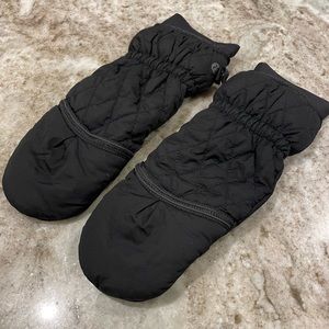 Lululemon Black. Womens quilted running mittens.